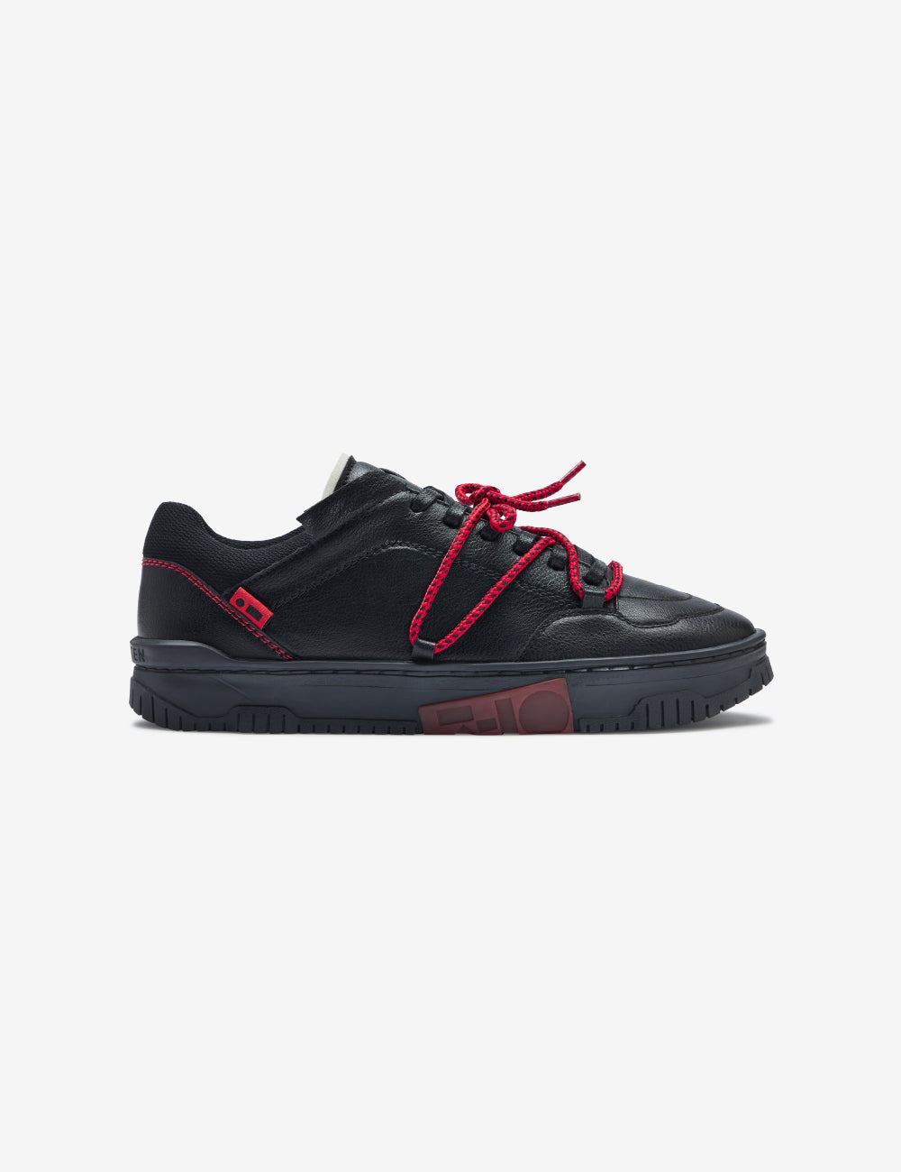 702 black & red low-top sneaker – 7-10.in